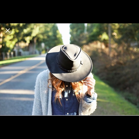 black outback hat